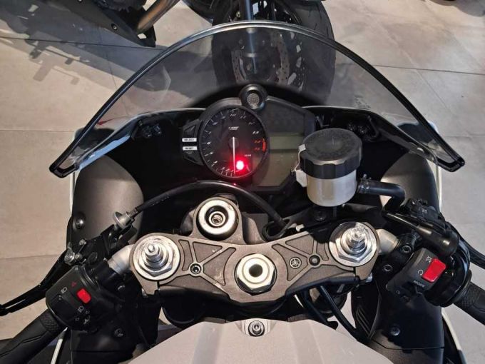 YAMAHA YZF 1000 R1 4