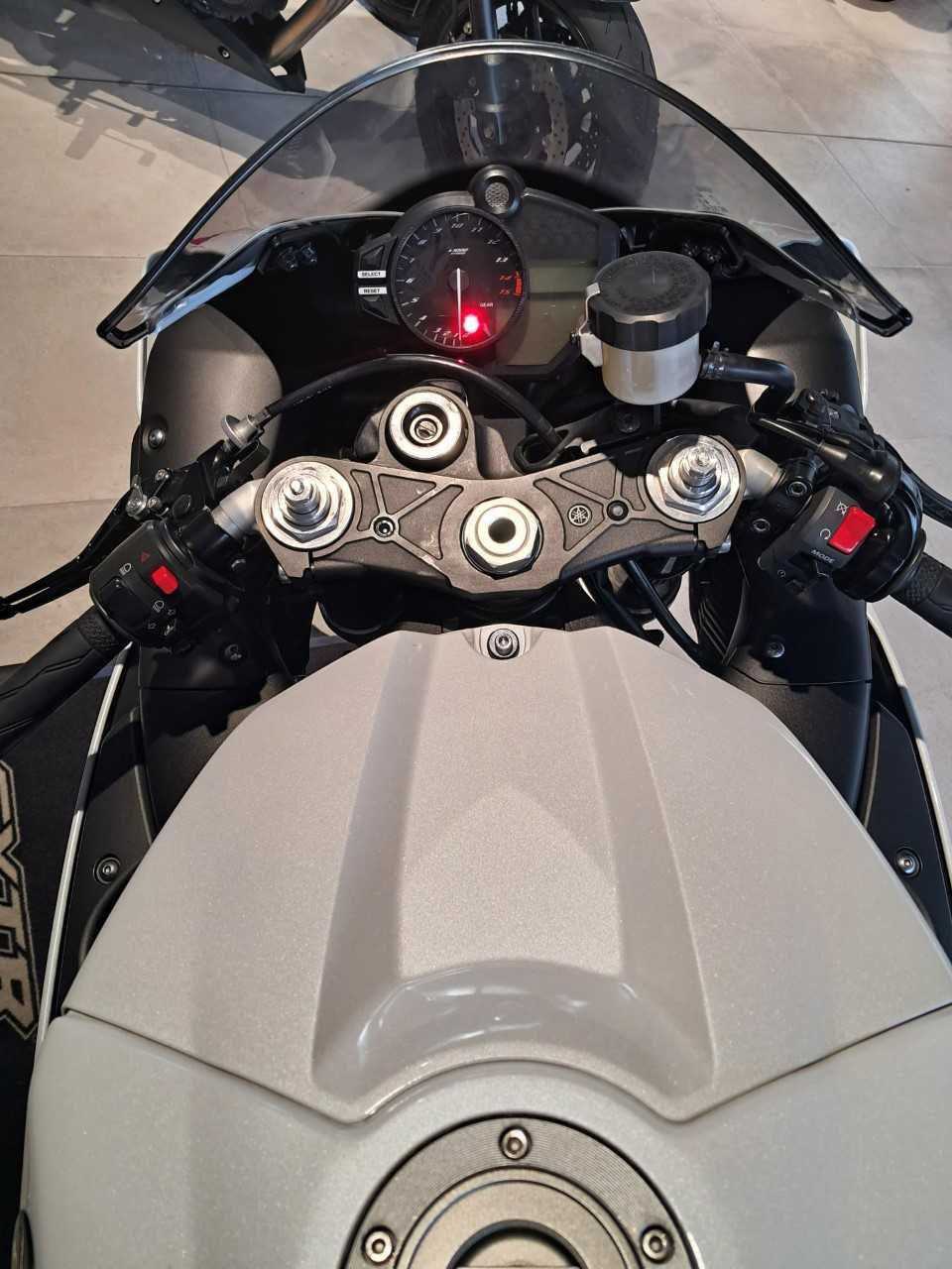 YAMAHA YZF 1000 R1 4