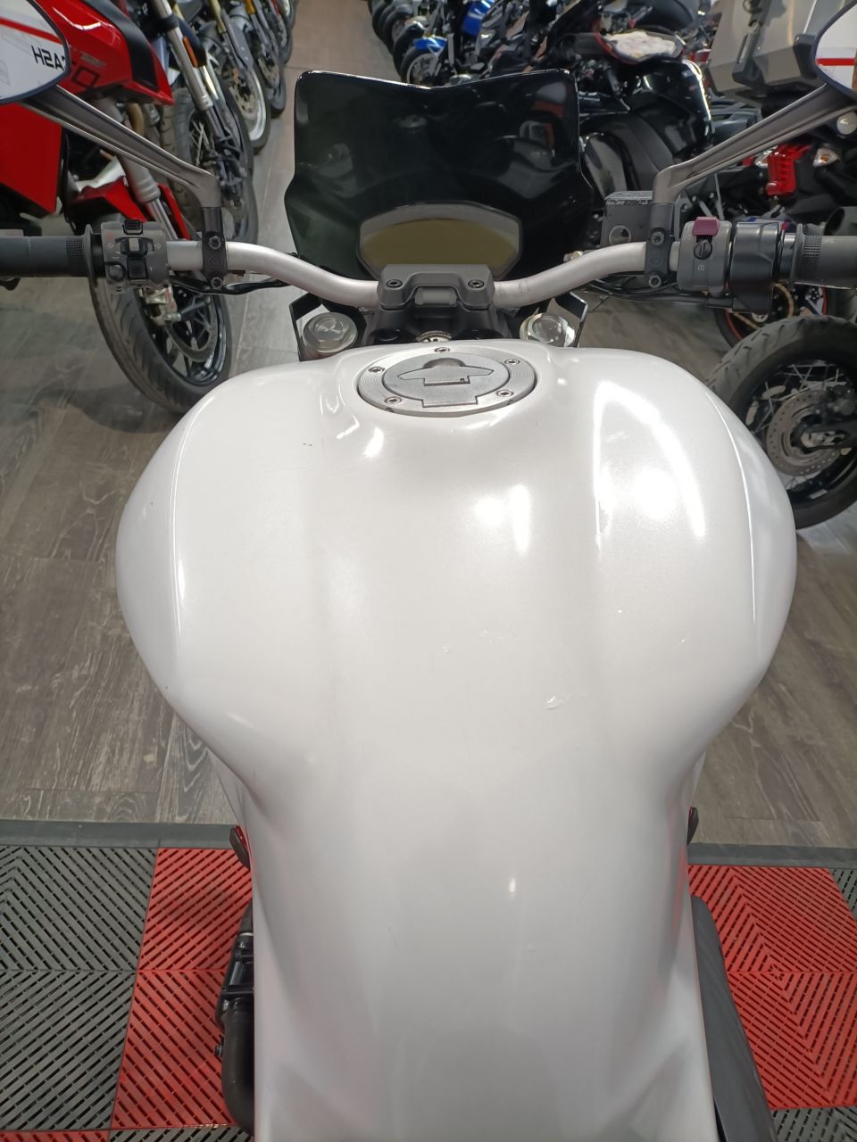 DUCATI MONSTER 821 4