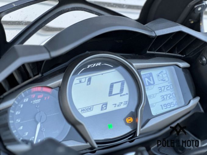 YAMAHA FJR 1300 AE 4