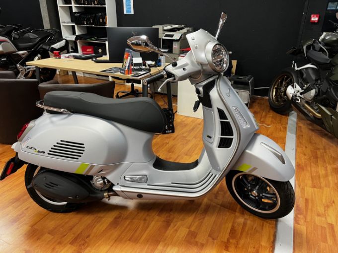 VESPA GTS 300 SUPER 4