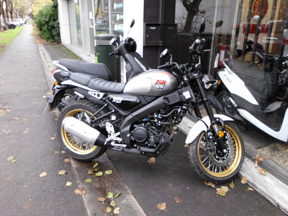 YAMAHA XSR 125 Legacy 4