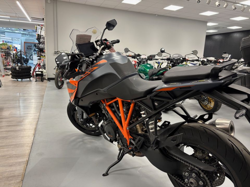 KTM 1290 SUPER DUKE GT 4