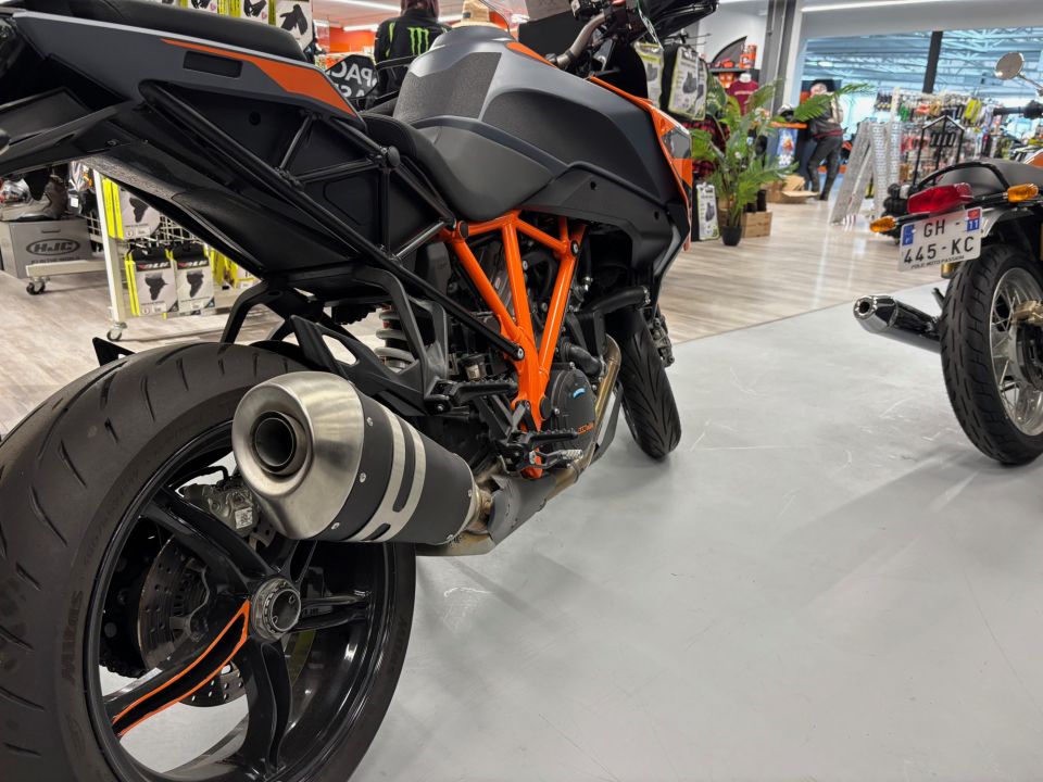 KTM 1290 SUPER DUKE GT 4