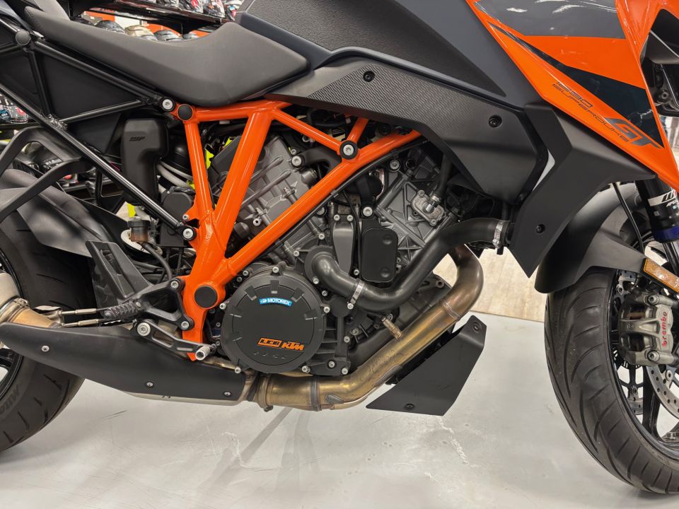 KTM 1290 SUPER DUKE GT 4