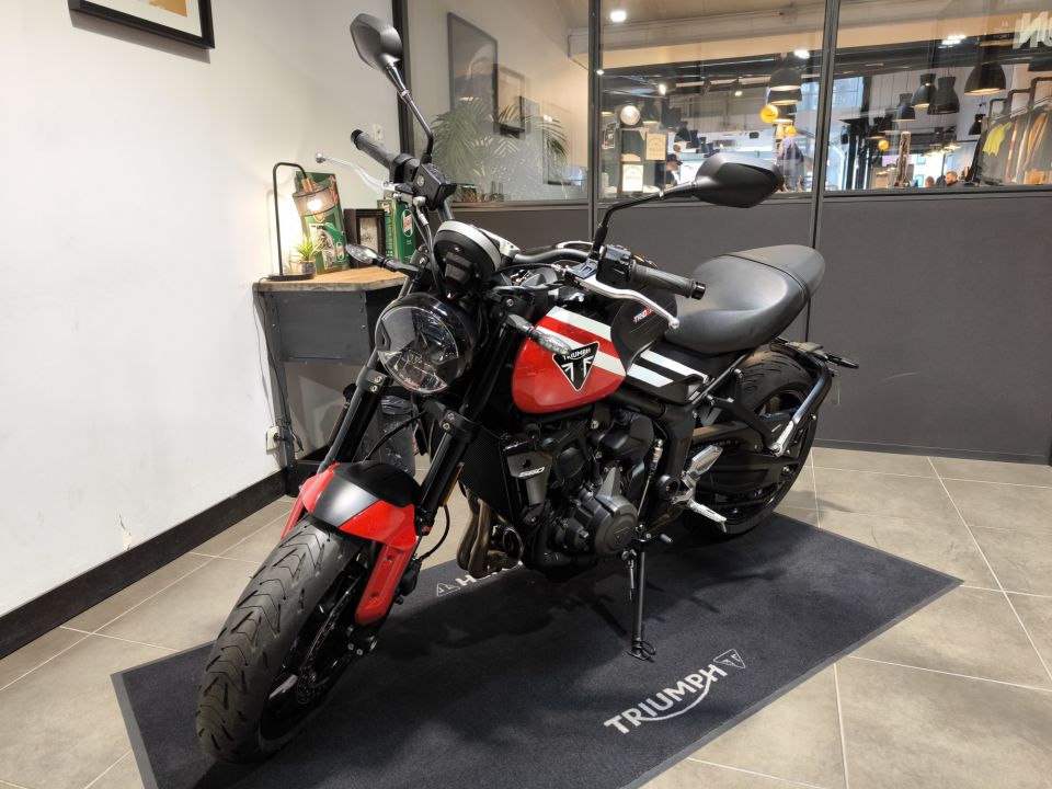 TRIUMPH TRIDENT 660 4