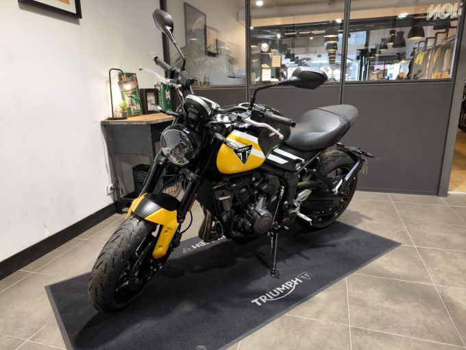 TRIUMPH TRIDENT 660 4
