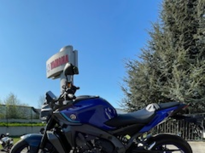 YAMAHA MT-09 4