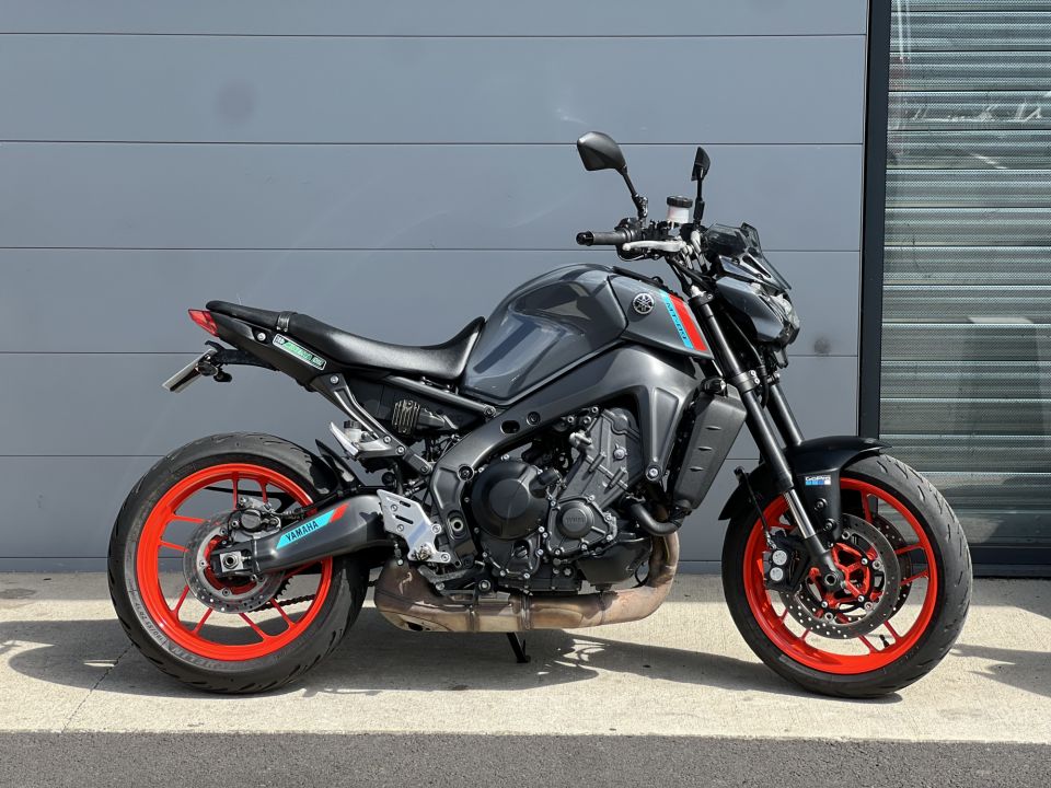 YAMAHA MT-09 4