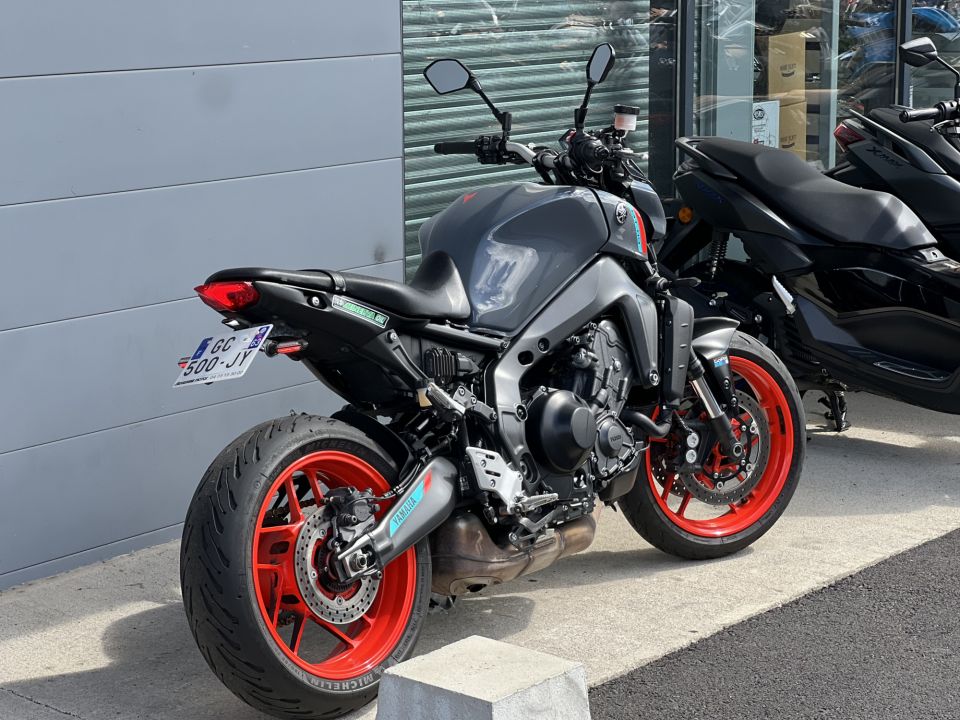 YAMAHA MT-09 4