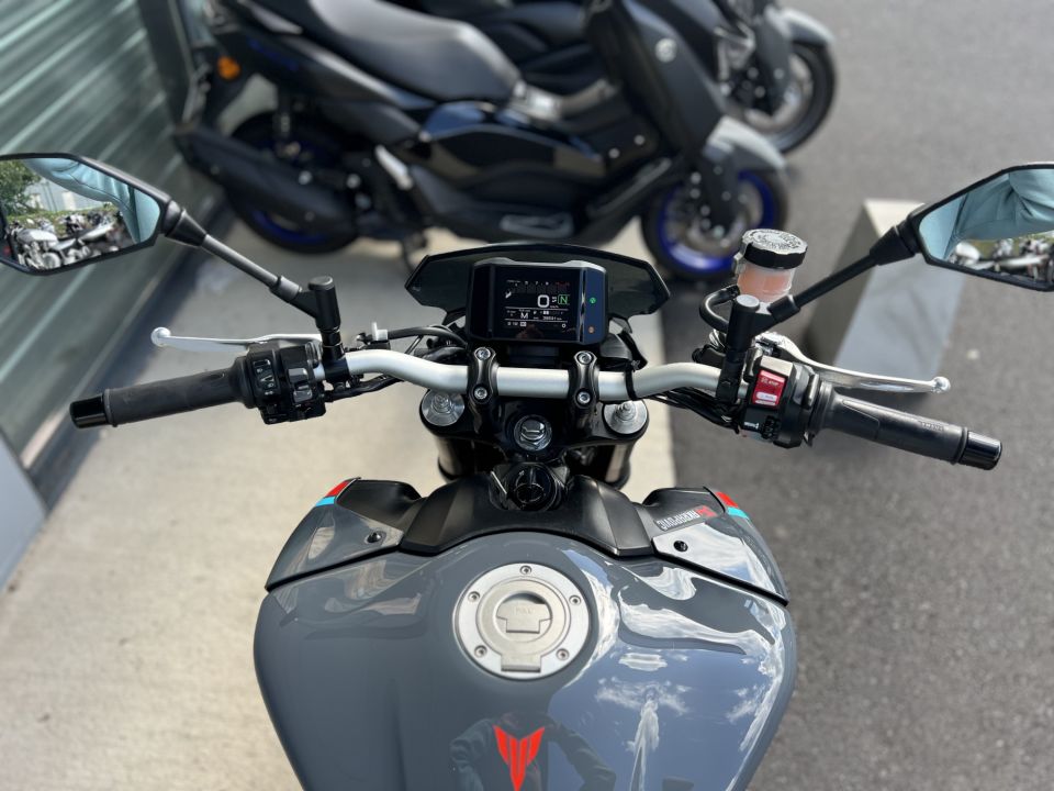 YAMAHA MT-09 4