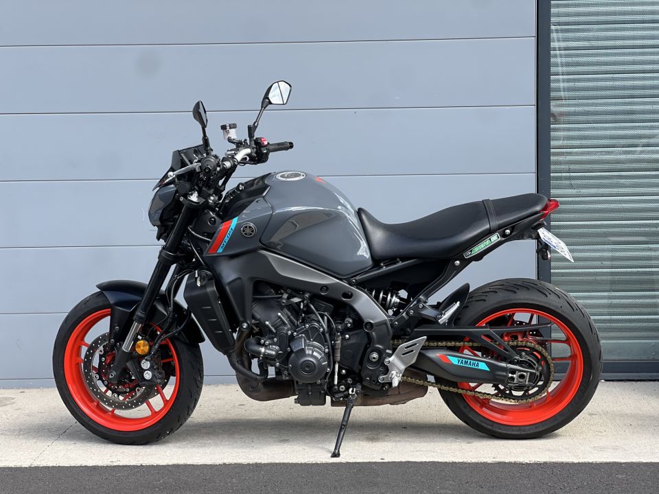 YAMAHA MT-09 4