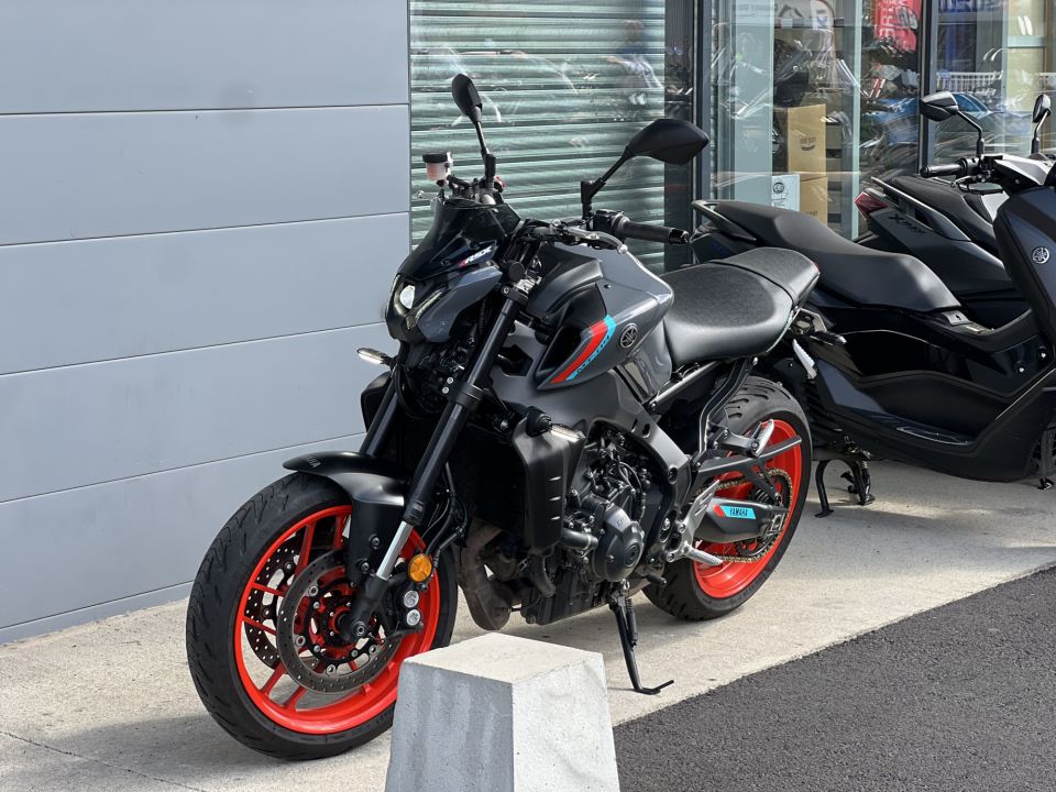 YAMAHA MT-09 4