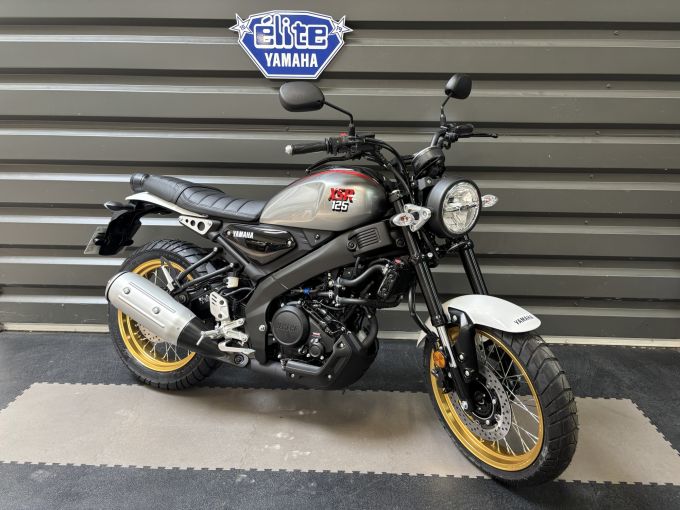 YAMAHA XSR 125 Legacy 4