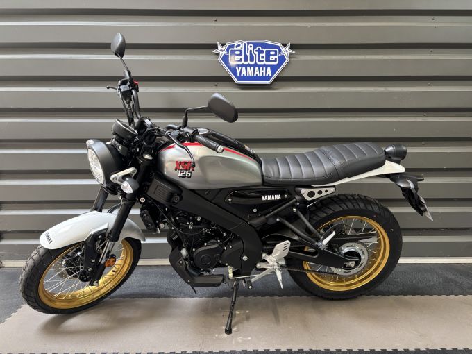 YAMAHA XSR 125 Legacy 4