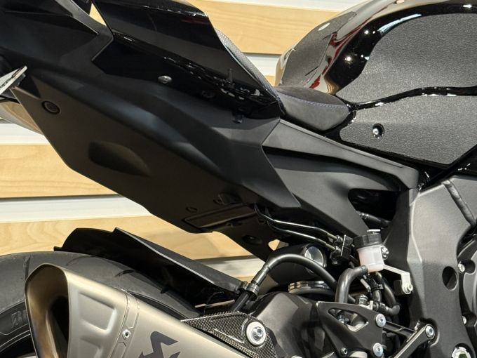 YAMAHA YZF 1000 R1 4