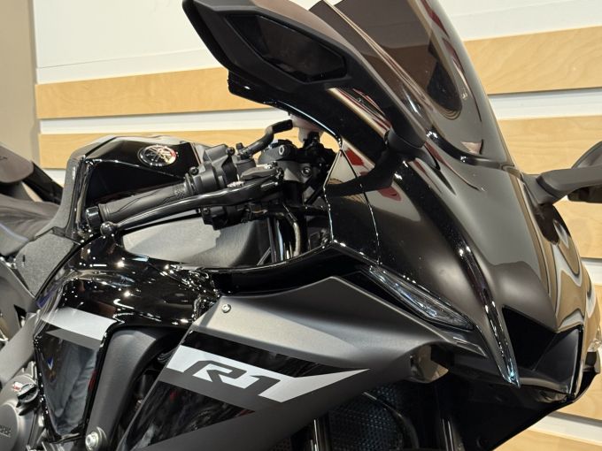 YAMAHA YZF 1000 R1 4
