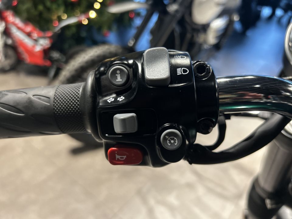 TRIUMPH Bonneville T120 GOLD LINE Edition 4