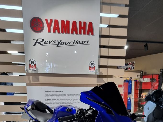 YAMAHA R1 4