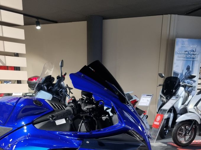 YAMAHA R1 4