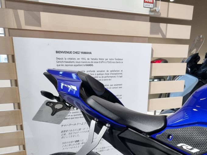 YAMAHA R1 4
