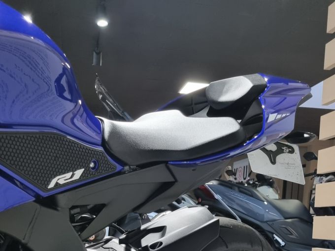 YAMAHA R1 4