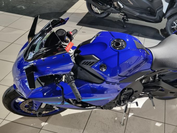 YAMAHA R1 4