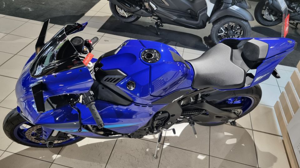 YAMAHA R1 4