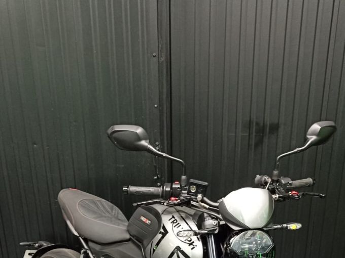 TRIUMPH TRIDENT 660 4
