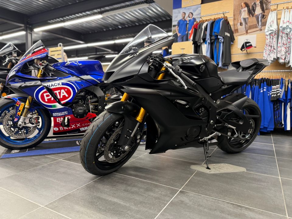 YAMAHA YZF-R6 RACE 4