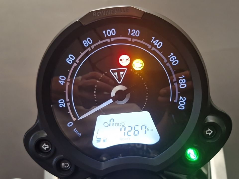 TRIUMPH SPEED TWIN 900 4