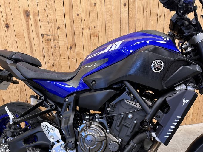 YAMAHA MT-07 4