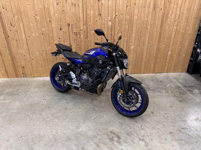 YAMAHA MT-07 4