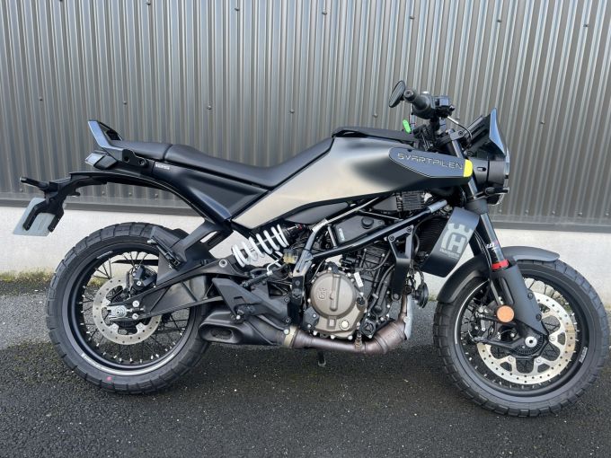 HUSQVARNA SVARTPILEN 125 ABS 4