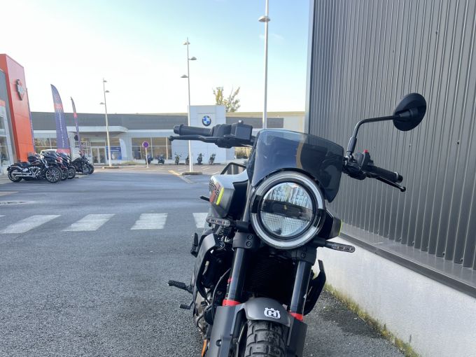 HUSQVARNA SVARTPILEN 125 ABS 4