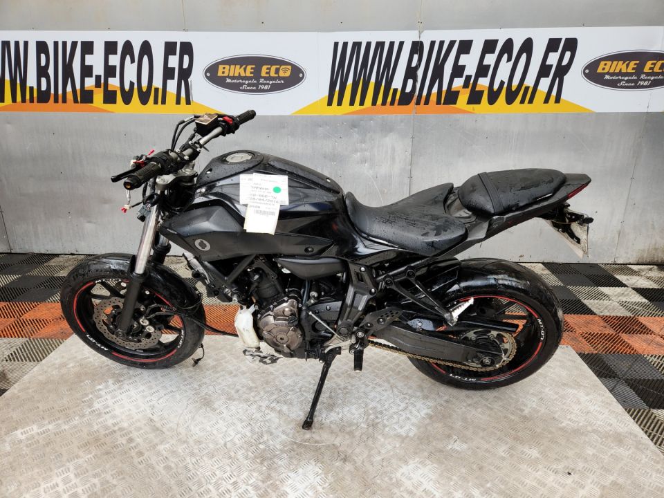YAMAHA MT-07 4