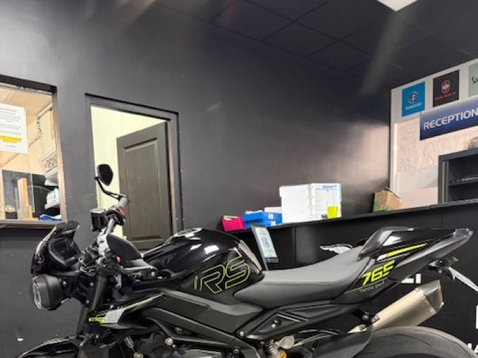 TRIUMPH STREET TRIPLE 675 RS 4