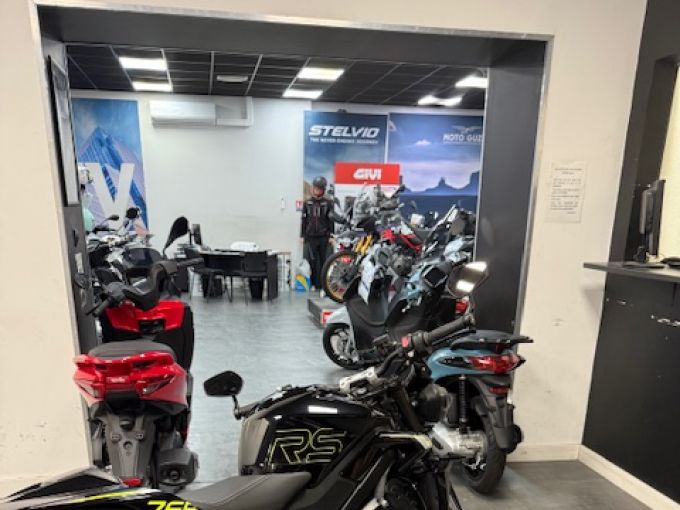 TRIUMPH STREET TRIPLE 675 RS 4
