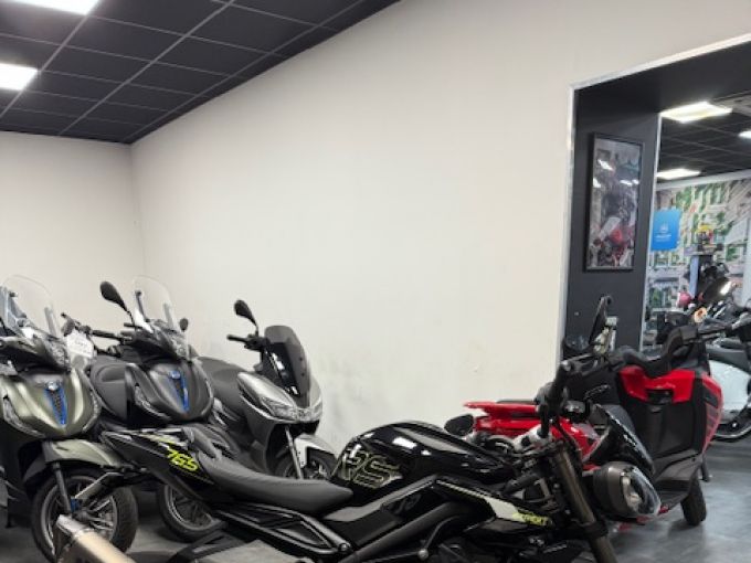 TRIUMPH STREET TRIPLE 675 RS 4