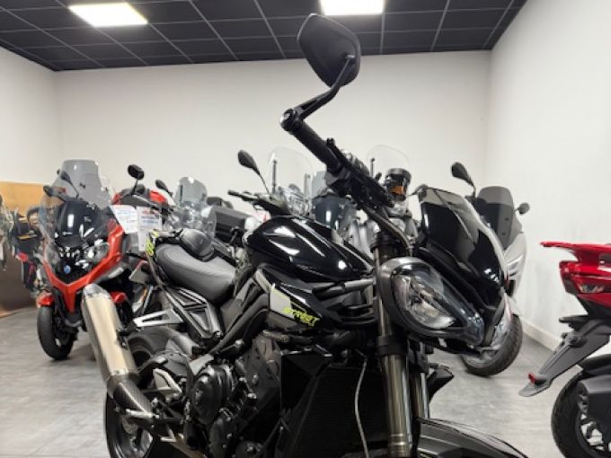 TRIUMPH STREET TRIPLE 675 RS 4