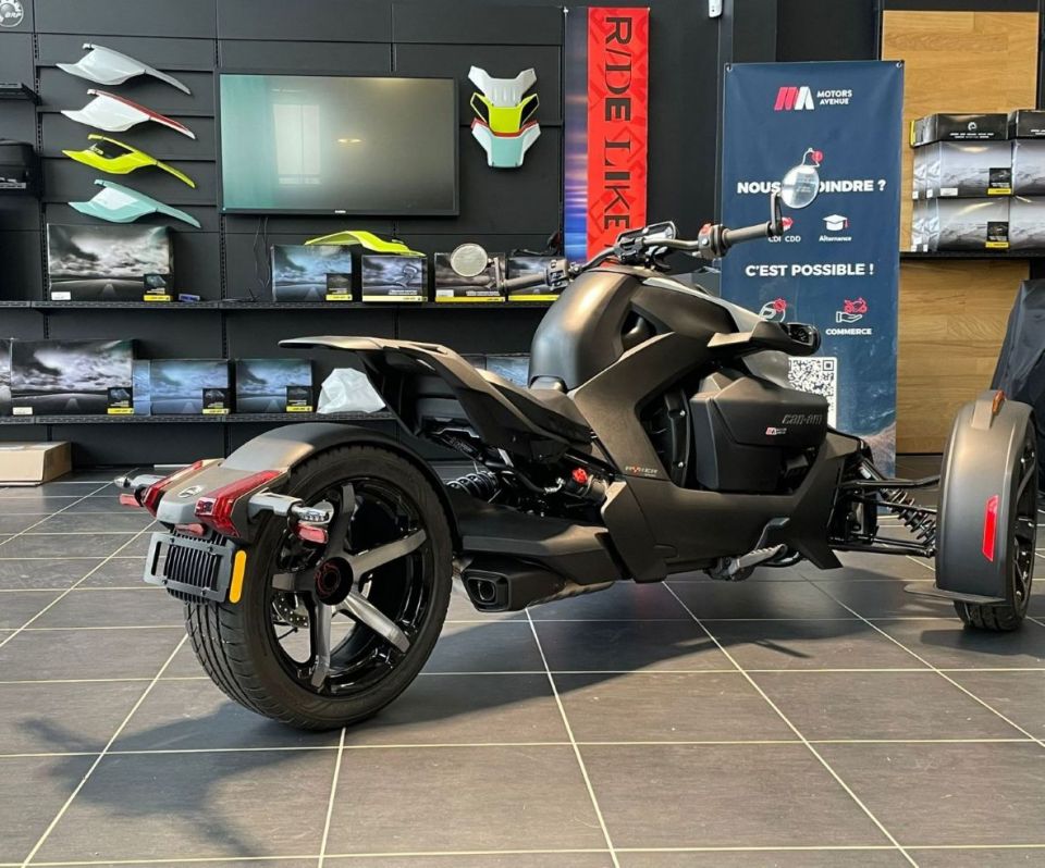 CAN-AM SPYDER 4