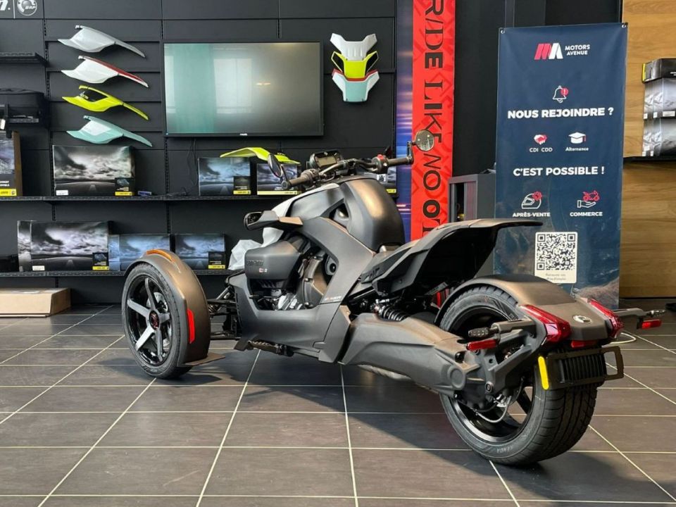 CAN-AM SPYDER 4