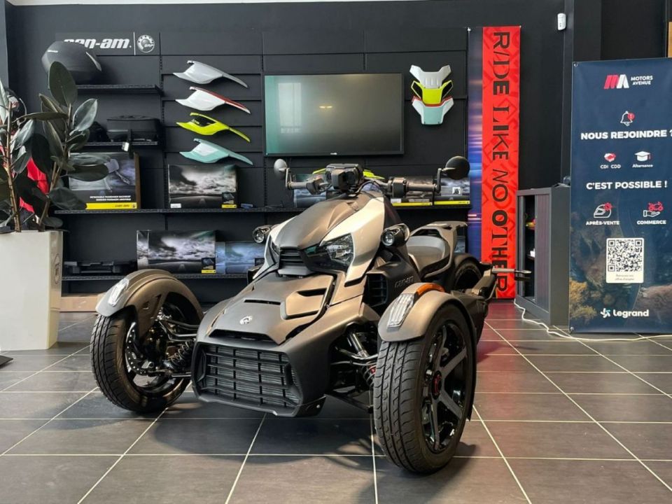 CAN-AM SPYDER 4