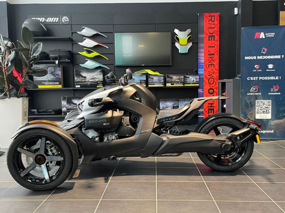 CAN-AM SPYDER 4