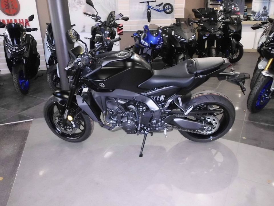 YAMAHA MT-09 4