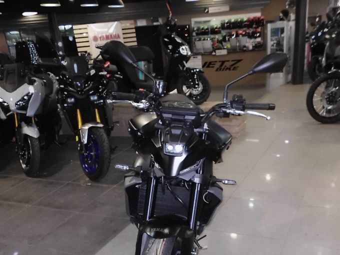 YAMAHA MT-09 4