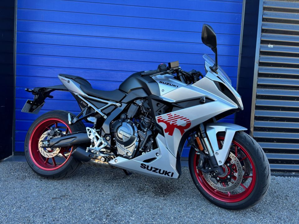 SUZUKI GSX-8R 4