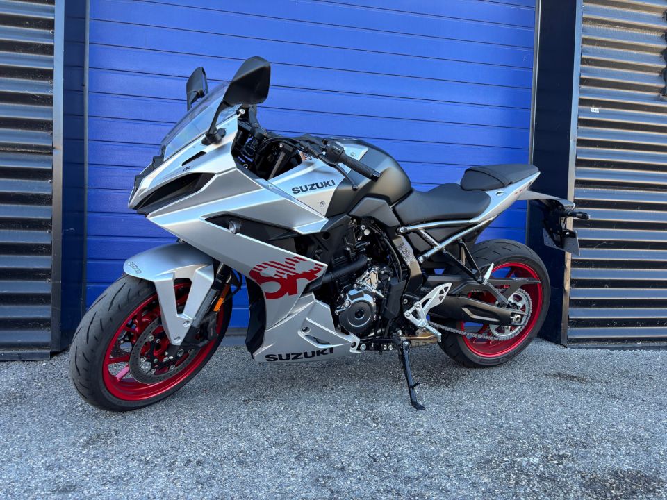 SUZUKI GSX-8R 4