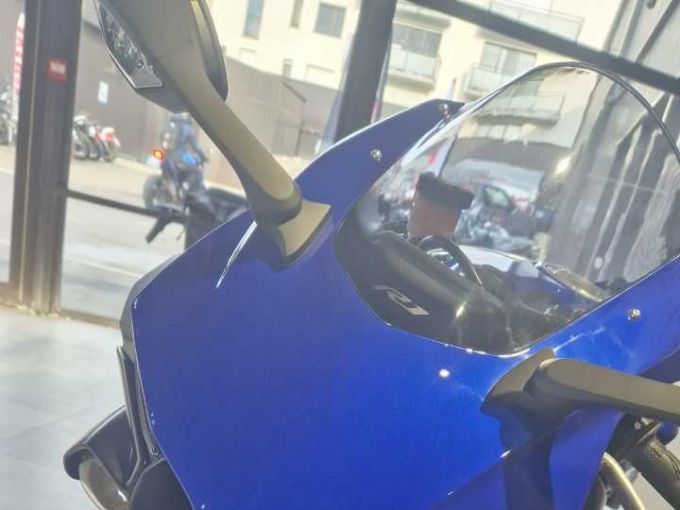 YAMAHA YZF 1000 R1 4