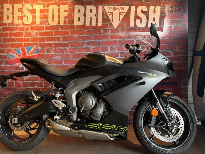 TRIUMPH 	DAYTONA 660 4